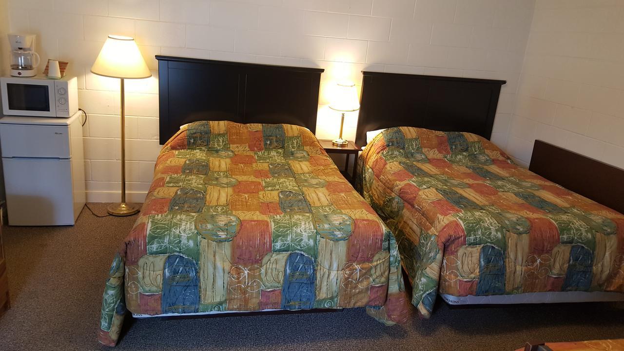 Centennial Motel Kindersley Экстерьер фото